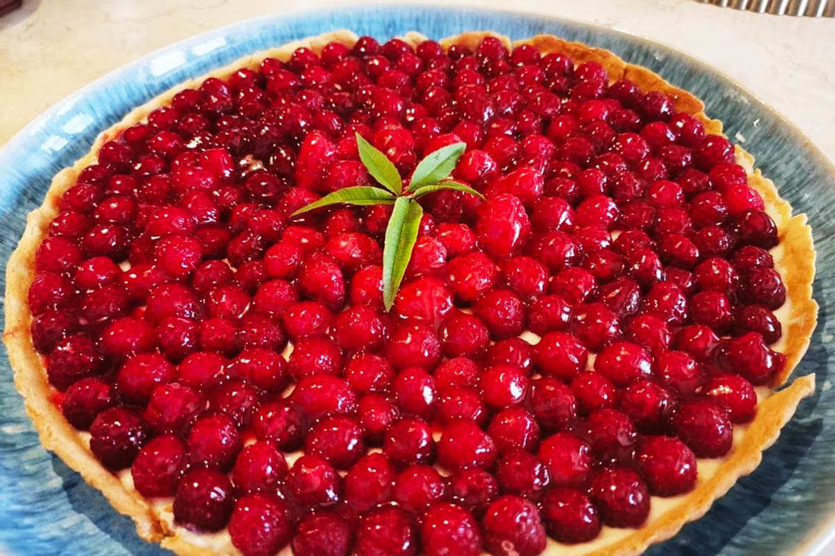 vegan raspberry tart for a yoga retreat
