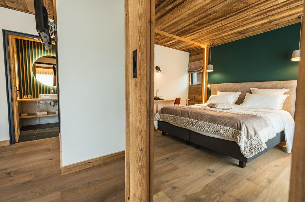 En-suite bedroom in hotel La Marmotte in Les Gets