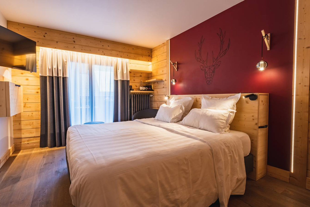 Double bedroom in La Marmotte hotel in Les Gets