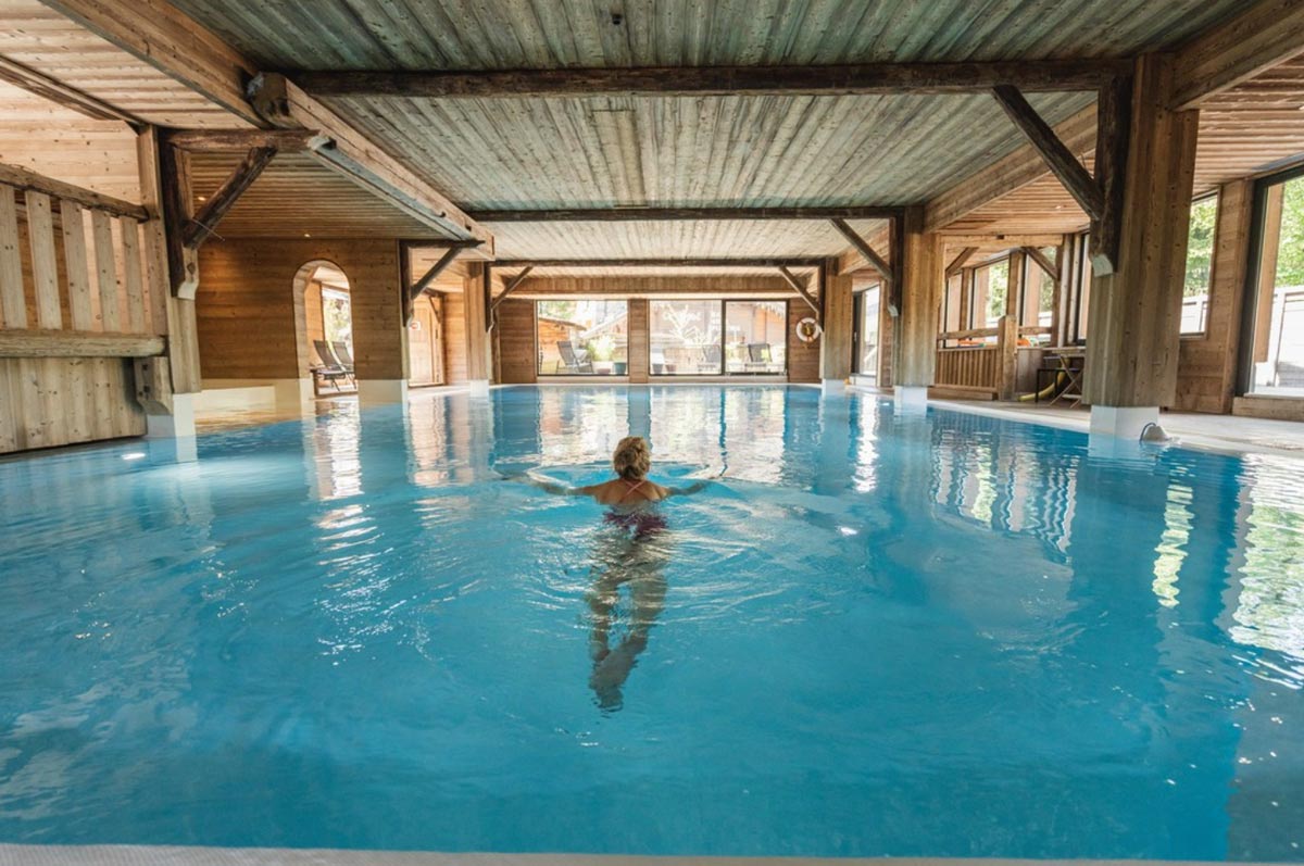 Spa and indoor swimming pool in La Marmotte hotel in Les Gets