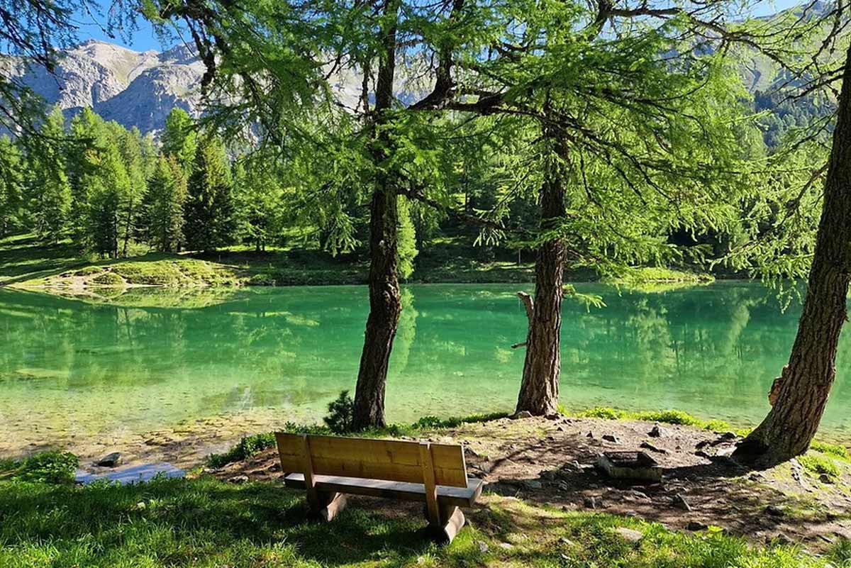 Lake hiking & yoga retreat in Switzerland