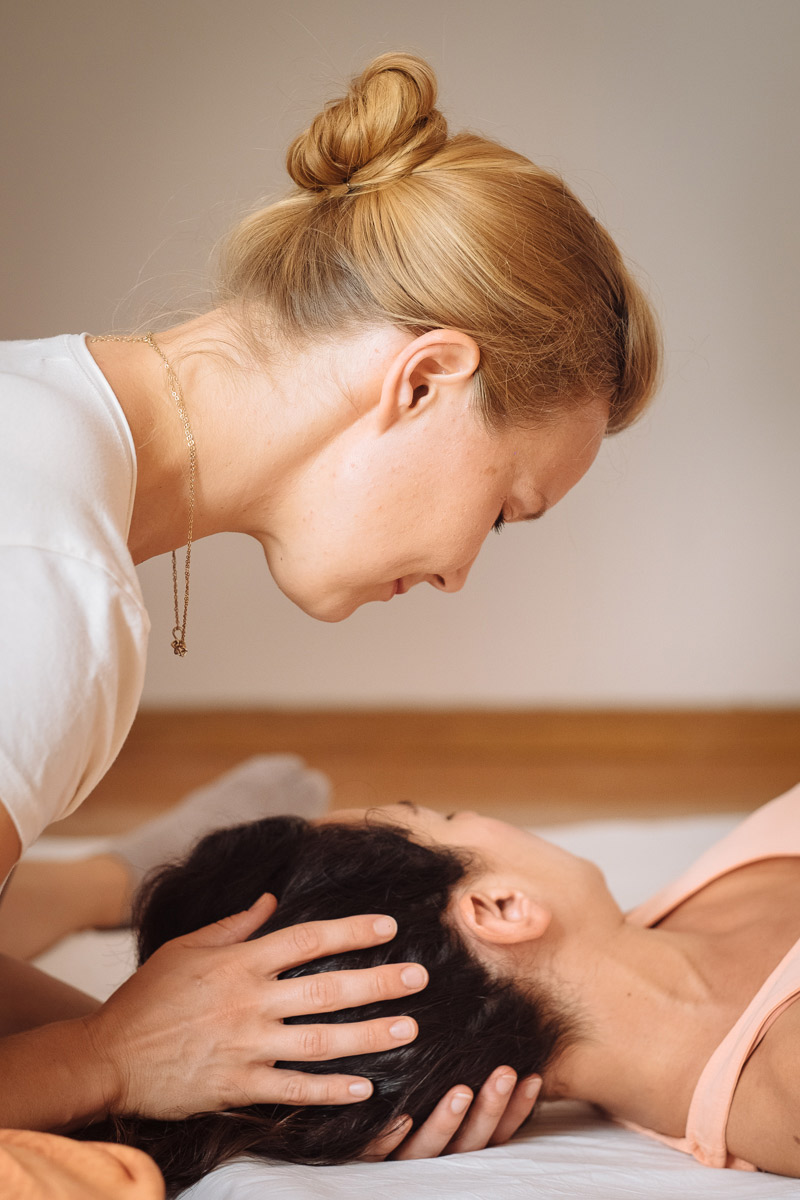 Paulina Maliniak giving a relaxing head massage in Geneva