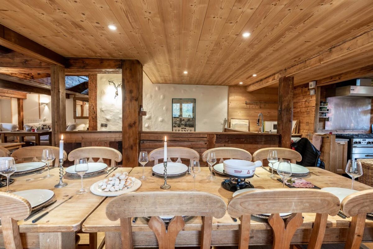 dining room in chalet sixtine in the aravis mountains