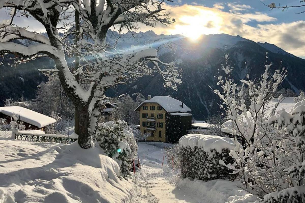 hotel pension beau site in winter in Switzerland