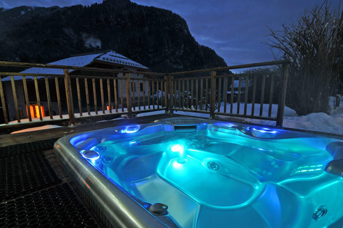 Retreat venue with Jacuzzi and mountain views