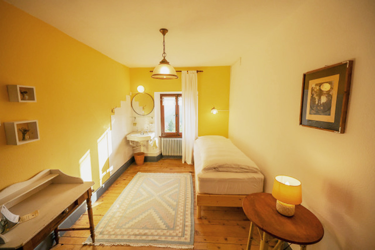 sunny single bedroom at hotel beau site