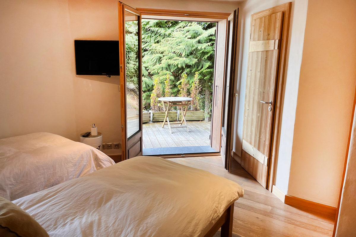 Twin bedroom in chalet Pura Vida in Morzine, French Alps