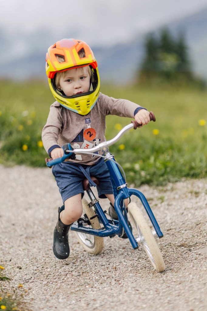 טיול אופניים משפחתי עם ילדים באלפים במורזין